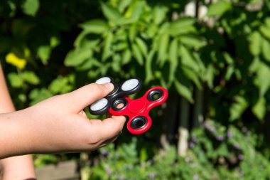 Çocuk iki topluca spinner ile oynarken stres giderici oyuncaklar 