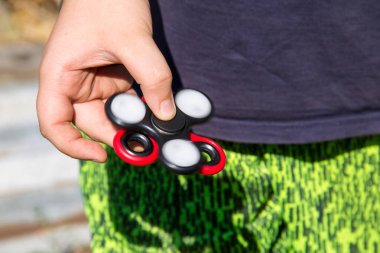 Çocuk iki topluca spinner ile oynarken stres giderici oyuncaklar 