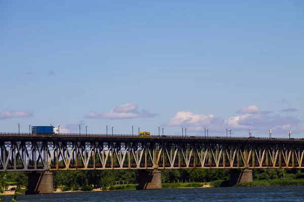 Ponte com tráfego sobre o rio Dnieper em Kremenchug — Fotografia de Stock