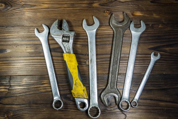 Stary klucz narzędzia na podłoże drewniane — Zdjęcie stockowe