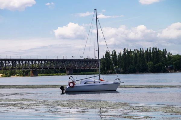 Iate à vela branco no rio Dnieper — Fotografia de Stock