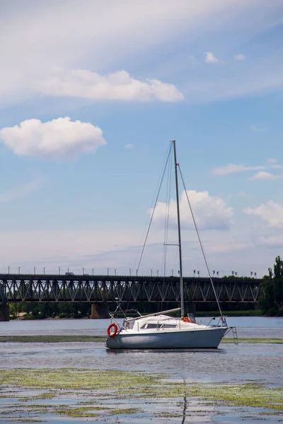Yate de vela blanco en el río Dnieper —  Fotos de Stock