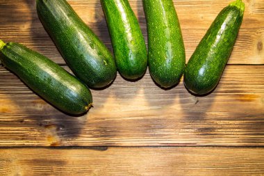 Tahta masada taze kabak.