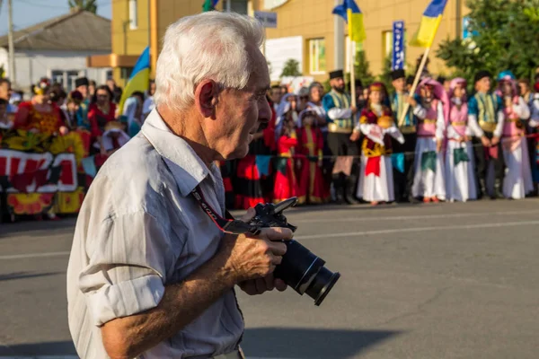 Homem fotógrafo com câmera no festival — Fotografia de Stock
