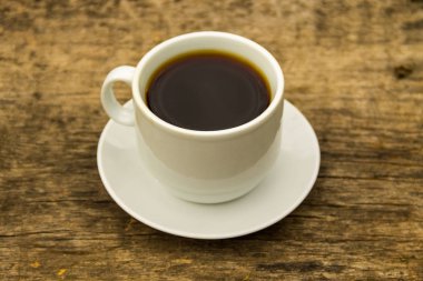 Tahta masada bir fincan kahve.