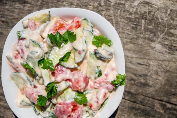 Insalata fresca con pomodoro, cetriolo, cipolla, prezzemolo e maionese — Foto Stock