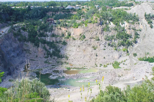 Granit ocağı içinde mineral kaynakların çıkarılması