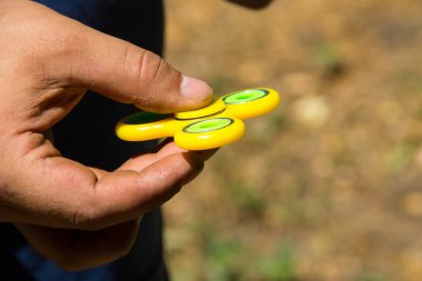 Adam oyuncak rahatlatma topluca spinner stres ile oynamak 