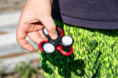 Çocuk iki topluca spinner ile oynarken stres giderici oyuncaklar