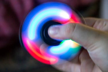 Spinner oyuncak led ışık ile kıpır 