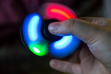 Spinner oyuncak led ışık ile kıpır 