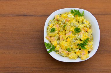 Geleneksel Rus salatası olivier ahşap tablo