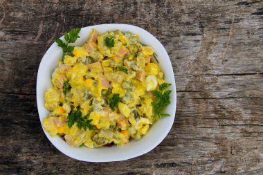 Geleneksel Rus salatası olivier ahşap tablo