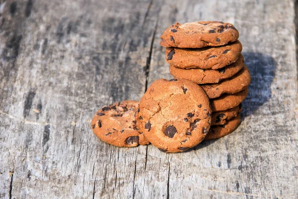 Chocolate chip cookies på rustika träbord — Stockfoto