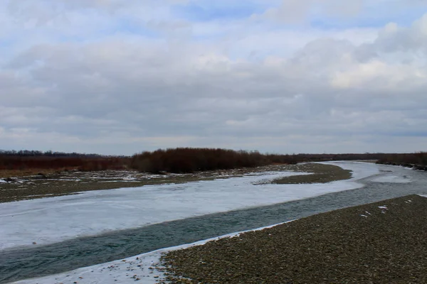 Río de invierno en las montañas Cárpatas — Foto de Stock