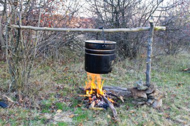 kamp ateşi üzerinde pişirme