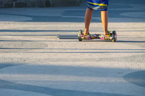 Kız kendini şehrin sokak mini hoverboard Dengeleme üzerinde sürme bacakları — Stok fotoğraf