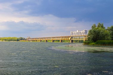 Nehir Dnieper ve fırtına bulutları gökyüzünde köprüden