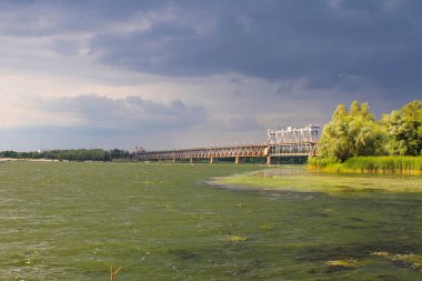 Nehir Dnieper ve fırtına bulutları gökyüzünde köprüden