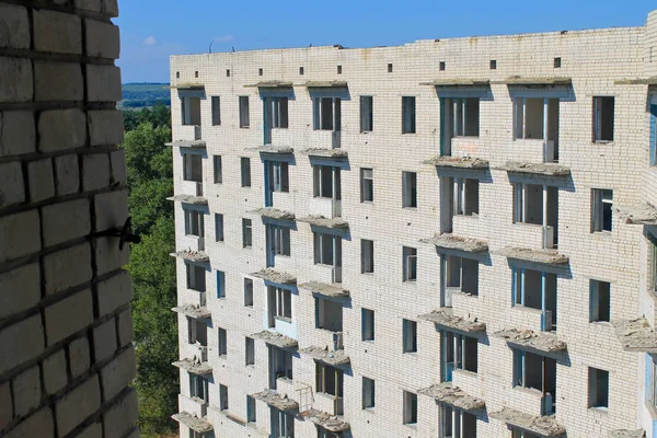 Edificio abbandonato a più piani — Foto Stock