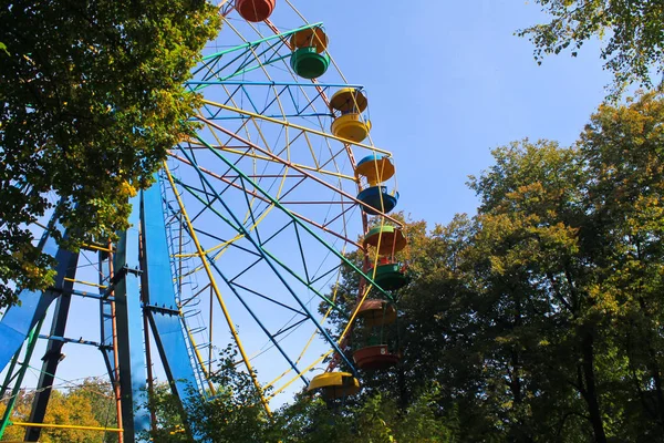 Rueda de la fortuna en el parque —  Fotos de Stock