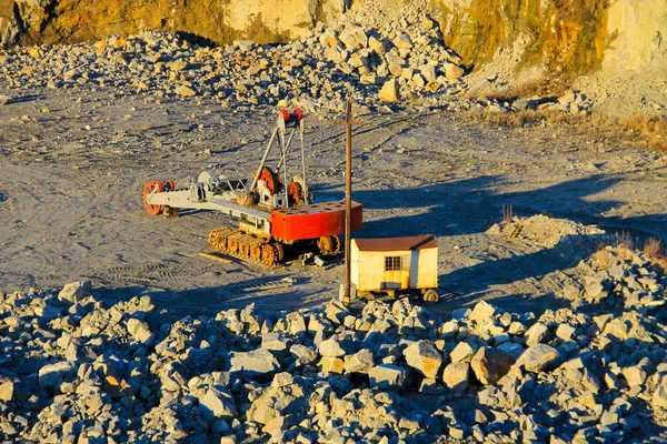 Machinerie lourde dans les carrières de granit — Photo