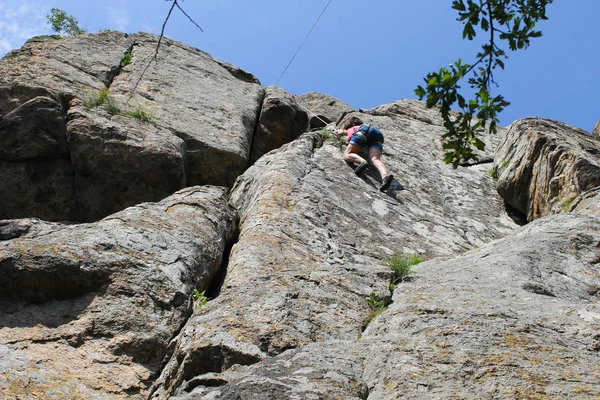 Chica escalando en roca — Foto de Stock