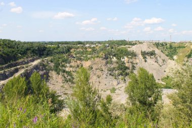 Granit ocağı içinde mineral kaynakların çıkarılması