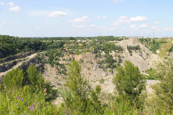 Granit ocağı içinde mineral kaynakların çıkarılması