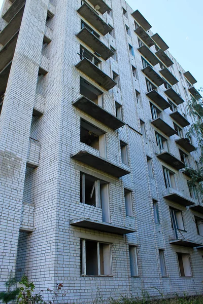 Çok öykülü binayı terk