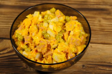 Sosis, bezelye, havuç ve soğan ile mayonez salatası 