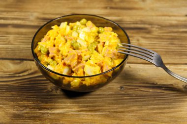 Sosis, bezelye, havuç ve soğan ile mayonez salatası 