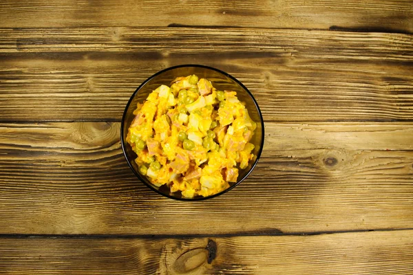 Sosis, bezelye, havuç ve soğan ile mayonez salatası 