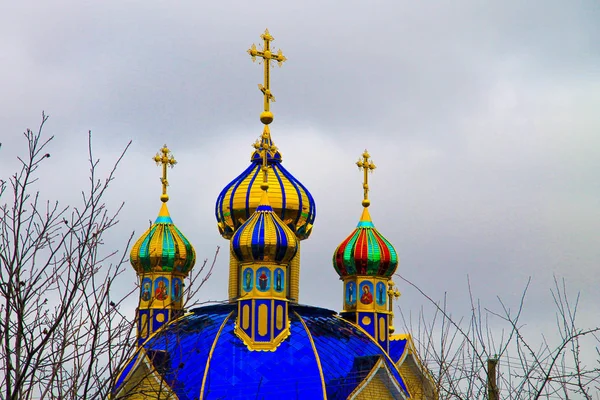 Ortodoks kilisesinin altın kaplama kubbeleri — Stok fotoğraf