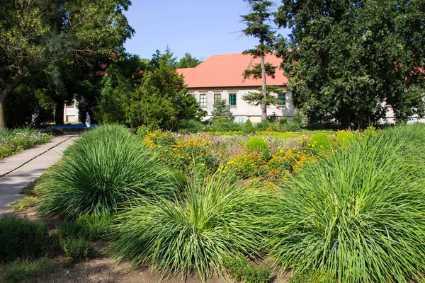 Kleurrijke aangelegde formele tuin — Stockfoto