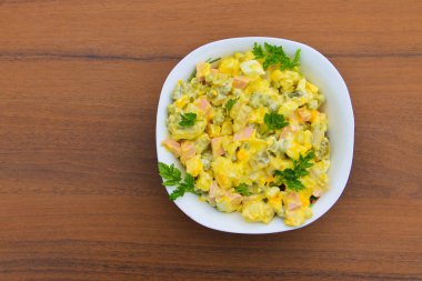 Geleneksel Rus salatası olivier ahşap tablo