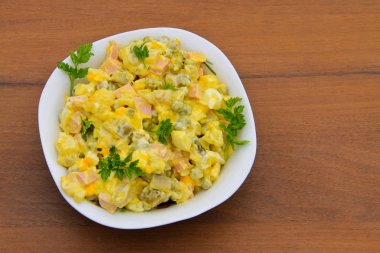 Geleneksel Rus salatası olivier ahşap tablo