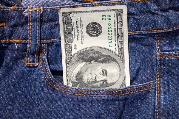 Cento dollari americani in tasca di blue jeans — Foto Stock