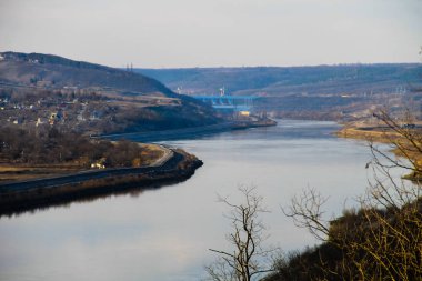 Nehir Dinyester üzerinde hidroelektrik santrali görünümü