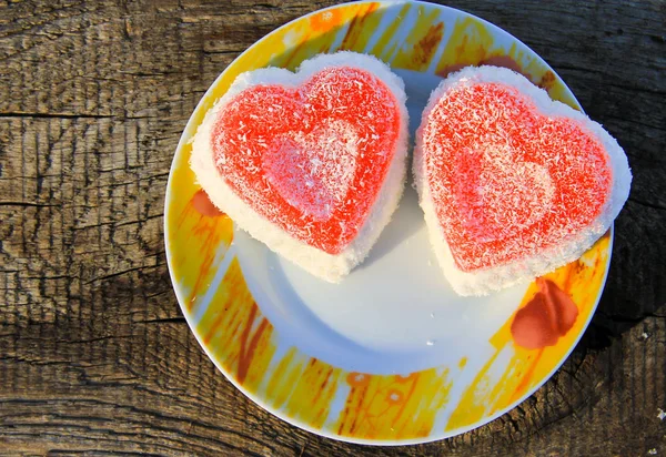 Hjerteformet kake på trebunn – stockfoto