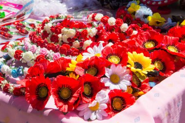 Ukrayna tarzı çiçekli farklı saç halkaları. 