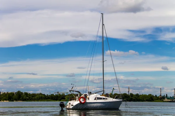 Yate de vela blanco en el río Dnieper —  Fotos de Stock