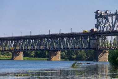 Kremenchug Dnieper Nehri üzerindeki trafik ile köprü