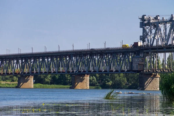 Ponte com tráfego sobre o rio Dnieper em Kremenchug — Fotografia de Stock