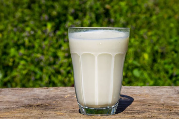 Glas Milch auf Holztisch — Stockfoto