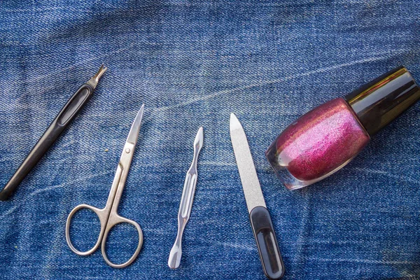 Основной набор маникюрных инструментов на фоне джинсов — стоковое фото