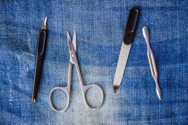 Grundlegende Set von Maniküre-Tools auf Jeans Hintergrund — Stockfoto