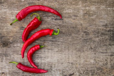Ahşap masada kırmızı kırmızı kırmızı biber