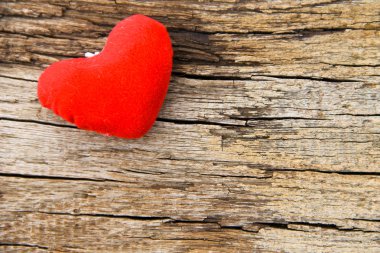 Ahşap arka planda kırmızı kalp
