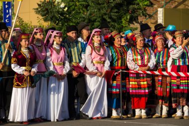 İnsanlar Ulusal Kültür Festivali sırasında geleneksel giyim